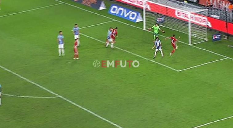 Güray yakın uzaklıktan inanılmaz bir gol kaçırdı!