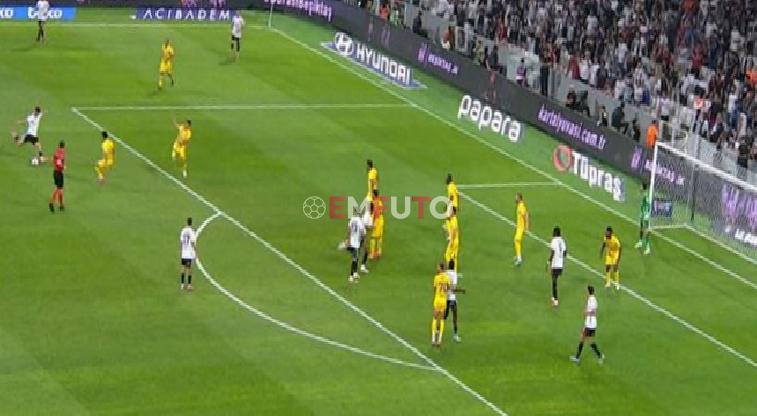Rashica’nın şutunu Felipe zahmetle çeldi