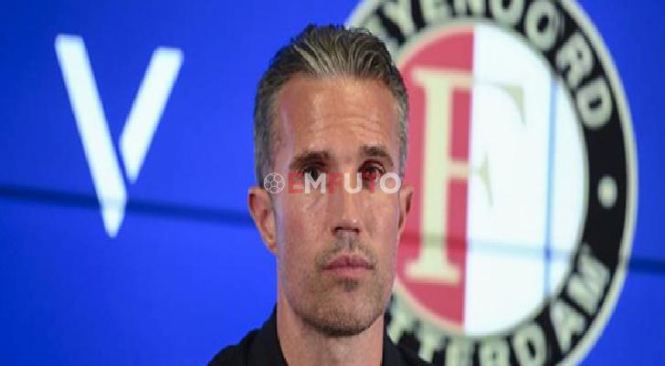 Robin van Persie Fenerbahçe’ye muvaffakiyetler diledi