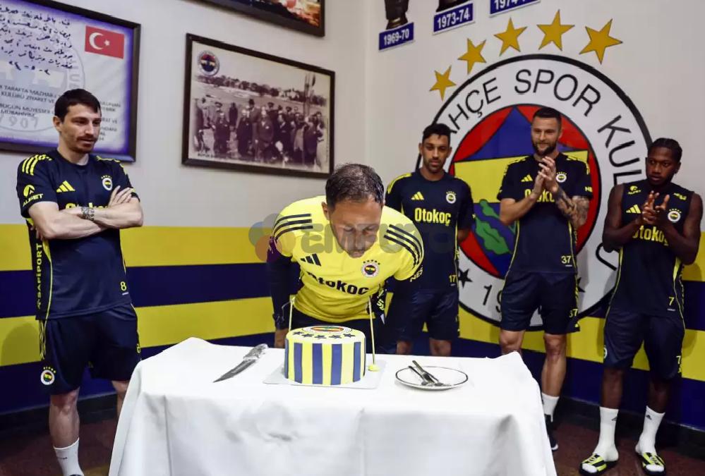 fenerbahceden-tedescoya-surpriz-cok-memnunum-0-GsJL1UwH Fenerbahçe'den Tedesco'ya sürpriz: "Çok memnunum..."