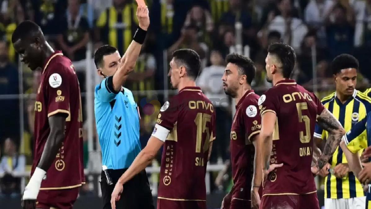 trio-takimi-fenerbahce-trabzonspor-macinin-hakem-kararlarini-kiymetlendirdi-ikinci-saridan-ihraci-gerekirdi-1-vDu76p1s TRIO takımı, Fenerbahçe - Trabzonspor maçının hakem kararlarını kıymetlendirdi: "İkinci sarıdan ihracı gerekirdi!"