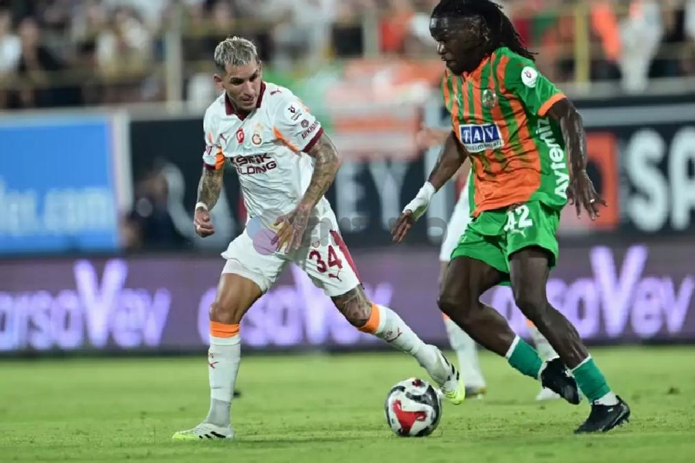 galatasarayi-uzen-haber-devre-ortasinda-bayginlik-gecirdi-oyundan-cikti-0-evt1bRRc Galatasaray'ı üzen haber! Devre ortasında baygınlık geçirdi, oyundan çıktı...